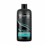 TRESemmé Smooth & Silky Salon Silk Shampoo – 900ml। আর্গান অয়েল এবং প্রোটিনের শক্তিশালী সংমিশ্রণে তৈরি এই শ্যাম্পুটি আপনার চুলকে গভীরভাবে পরিষ্কার করার পাশাপাশি দেবে অনবদ্য মসৃণতা, ঝলমলে উজ্জ্বলতা এবং স্যালন-এর মতো রেশমী অনুভূতি। কেন বেছে নেবেন TRESemmé Smooth & Silky Salon Silk Shampoo? আর্গান অয়েল ও প্রোটিনের জাদু: এই শ্যাম্পুর প্রধান উপাদান হলো পুষ্টিকর আর্গান অয়েল এবং রেশমী প্রোটিন। আর্গান অয়েল: এই "লিকুইড গোল্ড" ভিটামিন E, অ্যান্টিঅক্সিডেন্ট এবং ফ্যাটি অ্যাসিডে ভরপুর। এটি চুলের গভীরে প্রবেশ করে শুষ্ক ও ফ্রিজি চুলকে তীব্র আর্দ্রতা প্রদান করে, যা চুলকে নরম, মসৃণ এবং স্বাস্থ্যোজ্জ্বল করে তোলে। সিল্ক প্রোটিন: এটি চুলের ফাইবারগুলোকে মসৃণ করে, ফ্রিজিনেস কমায় এবং চুলকে একটি রেশমী আভা দেয়। এটি চুলকে ভেতর থেকে শক্তিশালী করতেও সাহায্য করে। ফ্রিজ নিয়ন্ত্রণ ও মসৃণতা: যারা ফ্রিজি চুল নিয়ে সমস্যায় ভুগছেন, তাদের জন্য এই শ্যাম্পু একটি দারুণ সমাধান। এটি চুলের ফ্রিজিনেস কার্যকরভাবে নিয়ন্ত্রণ করে, চুলকে মসৃণ ও সহজে স্টাইল করার উপযোগী করে তোলে। গভীর পরিষ্কার ও আর্দ্রতা: এটি চুল এবং মাথার ত্বককে গভীরভাবে পরিষ্কার করে, ময়লা, অতিরিক্ত তেল এবং পণ্যের অবশিষ্টাংশ দূর করে। একই সাথে, এটি চুলের প্রাকৃতিক আর্দ্রতা বজায় রাখে, ফলে ক্লিনজিংয়ের পর চুল শুষ্ক বা টানটান হয় না। চুলের উজ্জ্বলতা বৃদ্ধি: এটি নিস্তেজ চুলে একটি স্যালন-এর মতো ঝলমলে উজ্জ্বলতা যোগ করে, যা চুলকে আরও প্রাণবন্ত দেখায়। Tresemme Smooth & Silky Salon Silk Shampoo – 900ml